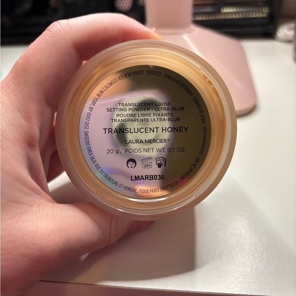 Laura Mercier Translucent Loose Setting Powder - Translucent Honey - Picture 2 of 3